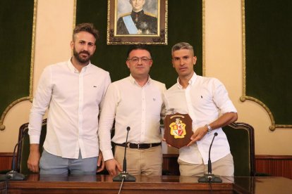 Salva Sevilla con el escudo de Berja.