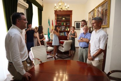 El alcalde, José Carlos Lupión, recibió a la familia Sevilla.