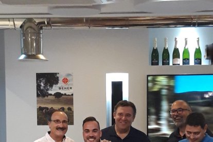 Un premiado entre dos grandes del baloncesto.