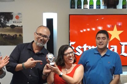 Arriba con el trofeo.