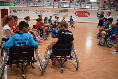 Álvaro y Edu han incorporado balonmano en sillas.