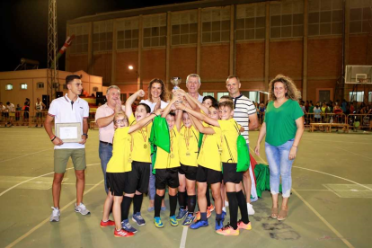 Los campeones de fútbol sala levantan la copa.