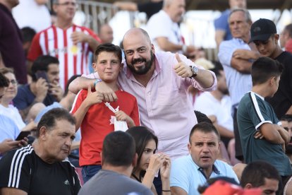 Felices tras la primera victoria.