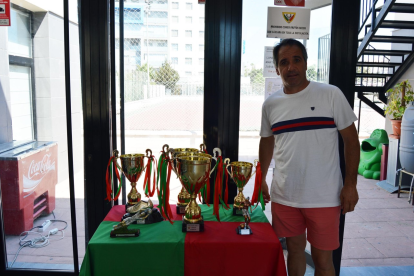 Juanjo Segura con los trofeos.