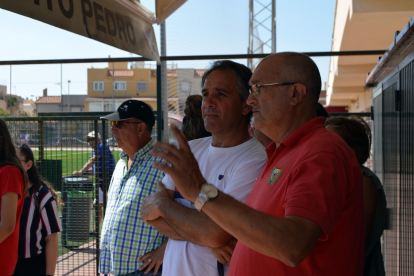 Los directivos del Pavía con el concejal de Deportes.