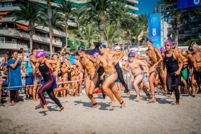 Los participantes camino del mar.