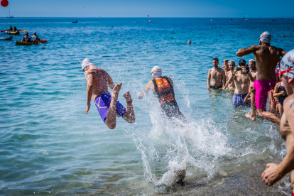 Una forma peculiar de entrar en el agua.