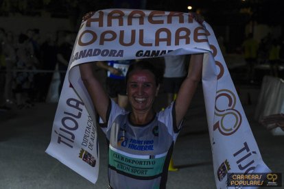 Felicidad tras cortar la cinta de la meta.