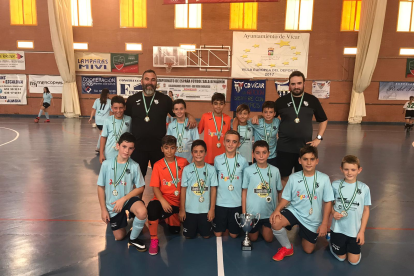 Alevines del CD El Ejido con sus entrenadores.