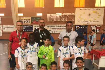 Los benjamines de La Mojonera con su trofeo.