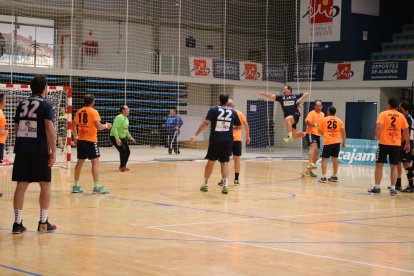 Javi Rojas volando hacia la portería rival.