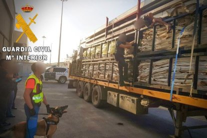 En la imagen se puede ver a una de las personas que viajaban ocultas en un camión.