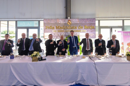 La mesa presidencial se vio muy concurrida.