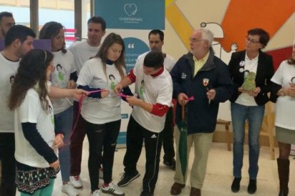 Cortando la cinta del acto.