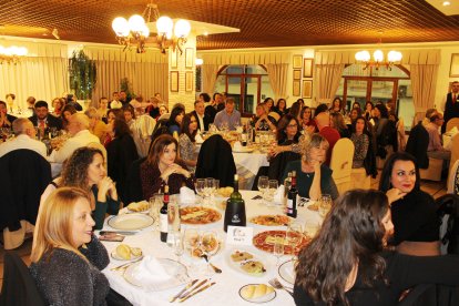 Algo más de cien personas abarrotaron uno de los salones nobles de Terraza Carmona en el homenaje.