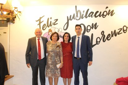 El homenajeado arropado por su encantadora familia, su esposa Trina y sus hijos, Trini y Lorenzo.