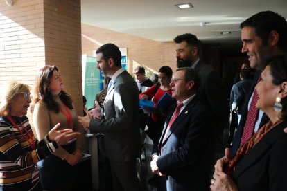El alcalde charla con una de las asistentes.