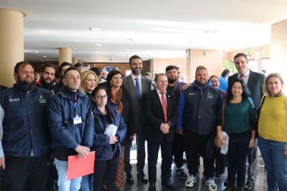 Representantes políticos con algunos de los participantes.