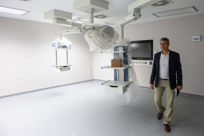 Domingo Jiménez, director económico de Torrecárdenas, en una sala de quirófanos.