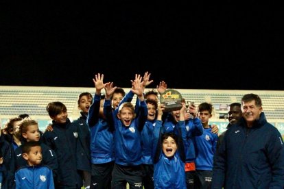 Los celestes levantan la copa felices.