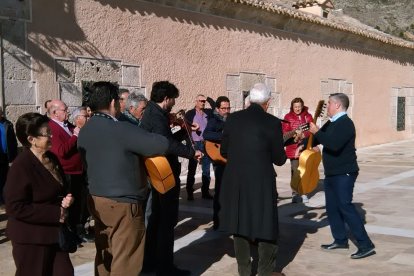 Las improvisadas coplas y los antiquísimos villancicos regresaron a la casa de la Pequeñica.