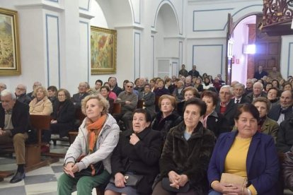 Asistentes al acto religioso.