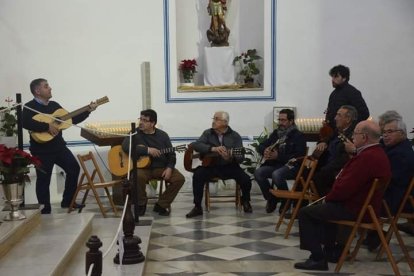 Las improvisadas coplas y los antiquísimos villancicos regresaron a la casa de la Pequeñica .