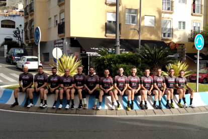 En Aguadulce y en plena rotonda.