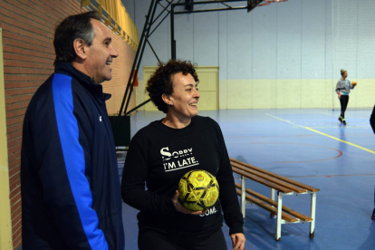 La entrenadora habla con el concejal.