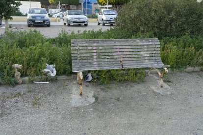 Un banco roto y oxidado.