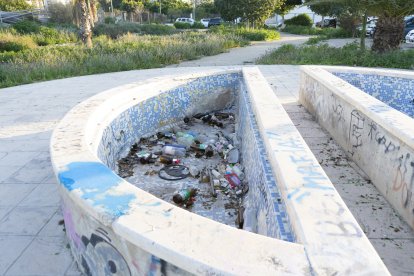 Suciedad acumulada en una fuente fuera de servicio.