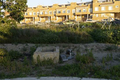 En algunos solares hay basura y enseres depositados.