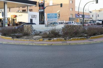 Una rotonda de la avenida del Mediterráneo rota por varios sitios.