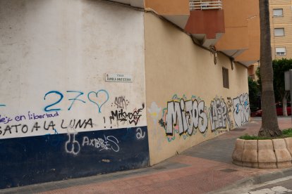 Pintadas y suciedad en la acera en la Rambla Amatisteros.