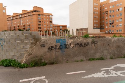 Mensajes dejados en paredes y fachadas.