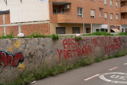 Mensajes dejados en paredes y fachadas.