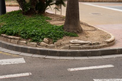 Desperfectos en una zona ajardinada.