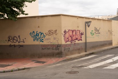 Mensajes dejados en paredes y fachadas.