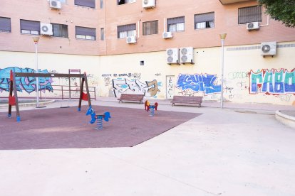 Un parque infantil rodeado de paredes pintadas.