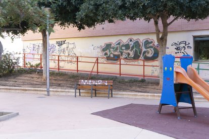 Un parque infantil rodeado de paredes pintadas.