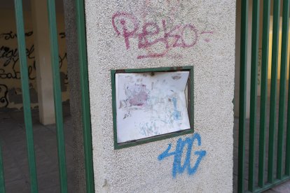 Más pintadas en las fachadas.
