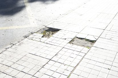 Algunas acera de la ciudad presentan este estado.