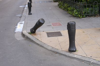 Un pivote de una de las calles de la capital medio caído.