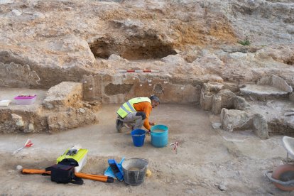 Empleados trabajan en la zona.