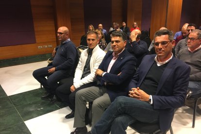 El nuevo delegado de Educación, entre los asistentes.