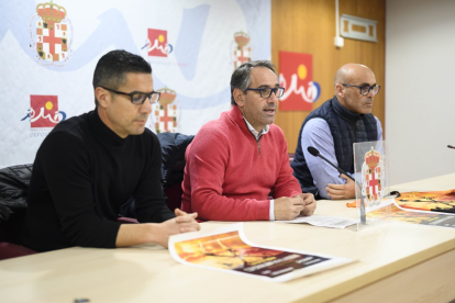 Juanjo Segura con el equipo organizador.