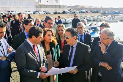 El presidente recibe explicaciones de Antonio Bayo.