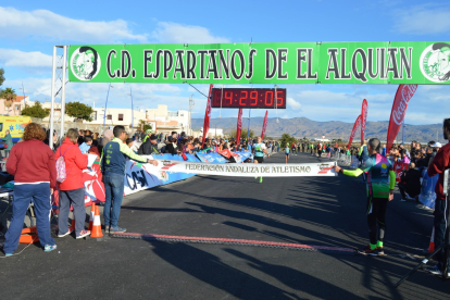 El ganador llegando a la línea de meta.