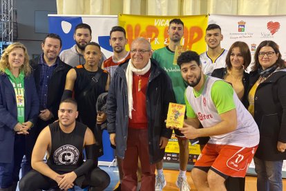 Representantes municipales con participantes en el Hip Hop Street.