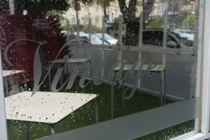 Gotas de agua sobre un cristal.